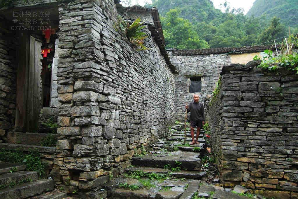 阳朔石头城位于阳朔县葡萄镇西北部梅岭间