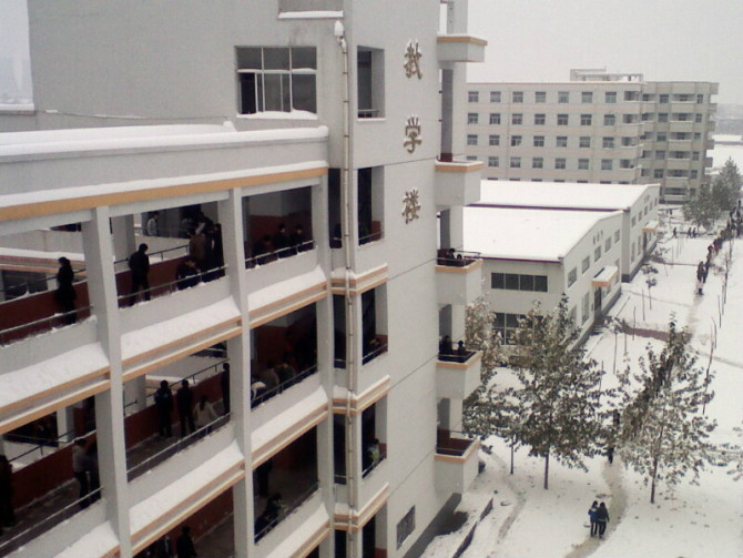  p>林州市实验中学,坐落在 a href="#" data-lemmaid="34502">红旗渠 