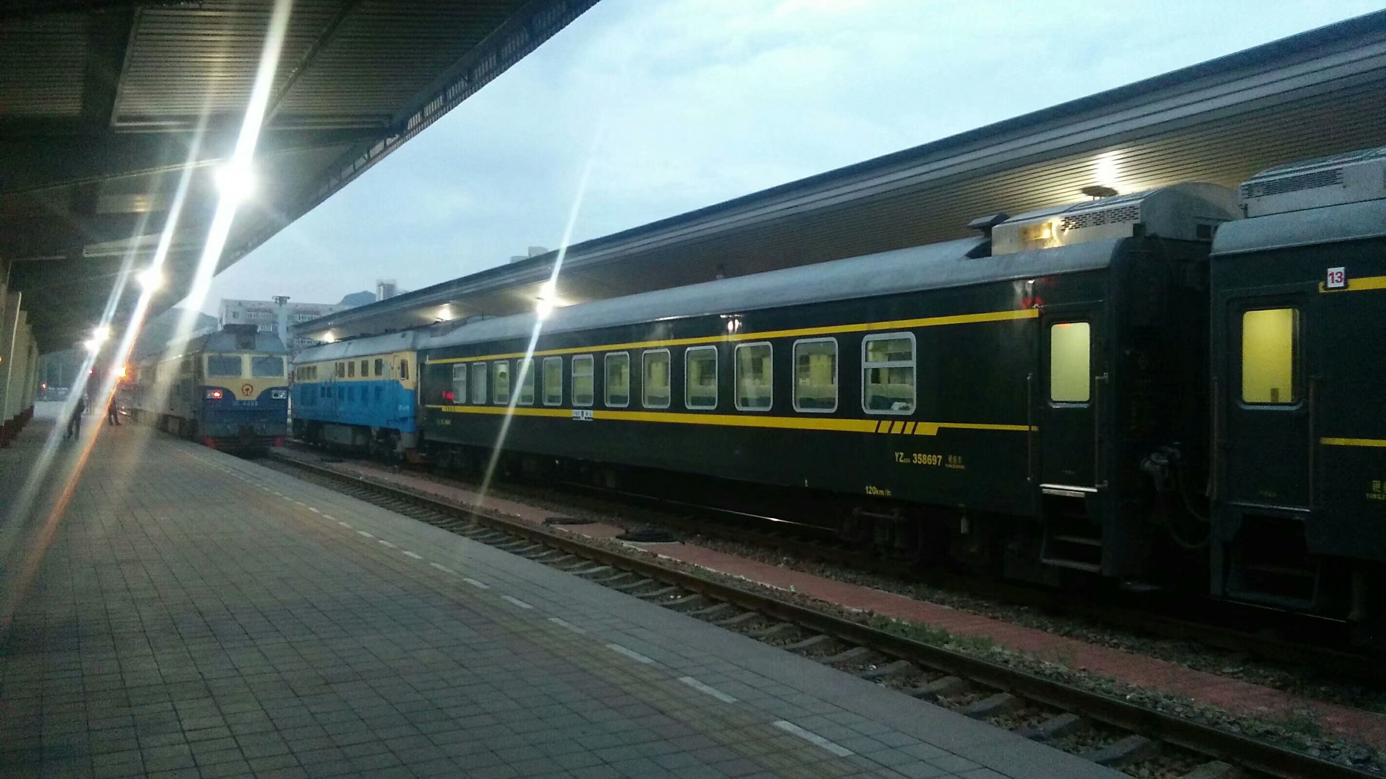  b>25型客车 /b>,是 a target="_blank" href="/item/中国铁路/49652"