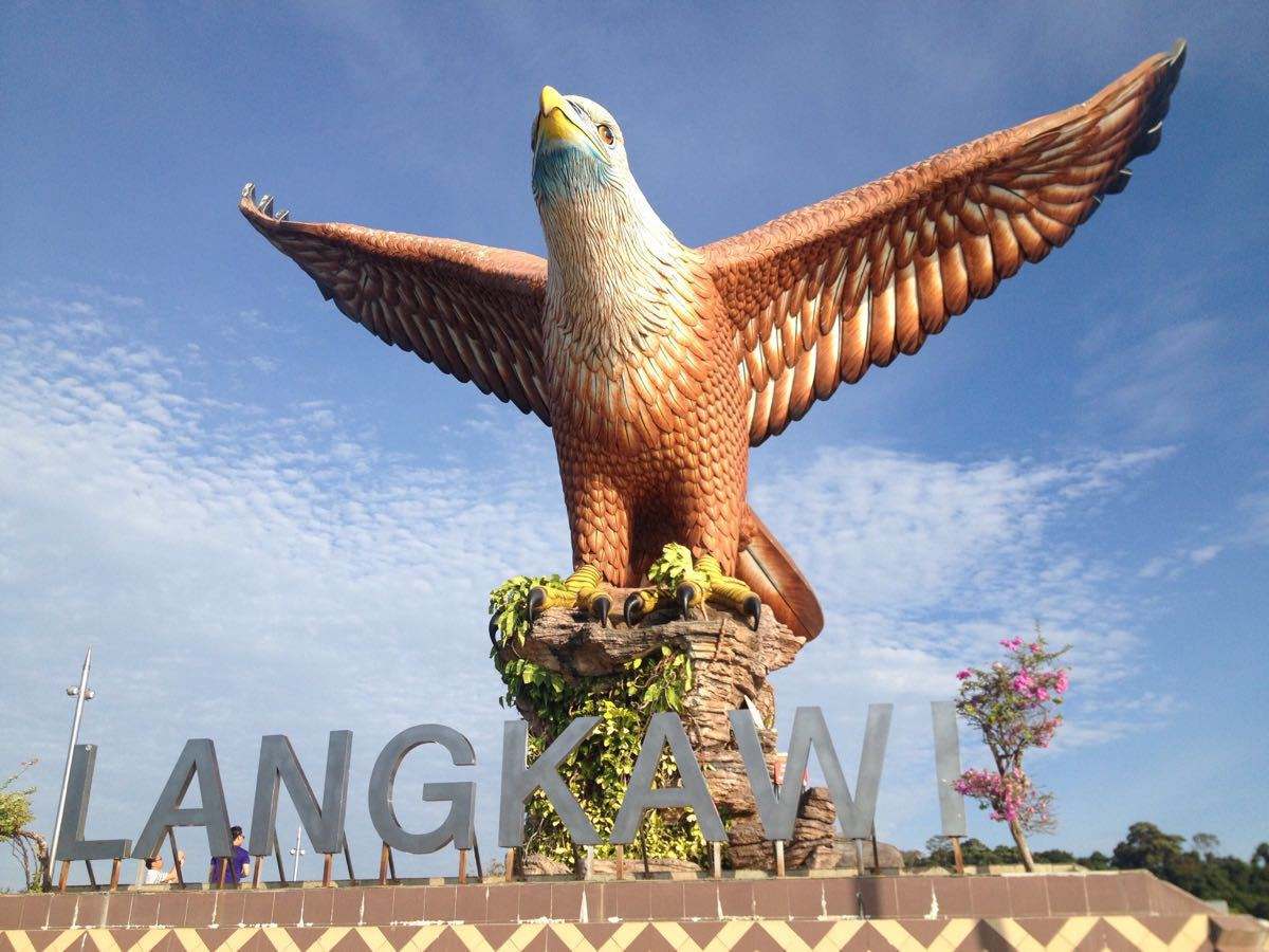 的广场--巨鹰广场,广场上矗立着被称为兰卡威新地标的鹰塔(dataran