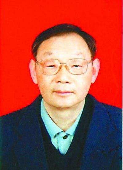 1943年4月出生,江苏省兴化市大垛人,是扬州灯泡(集团)厂原党总支书记