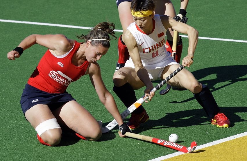 用带弯头的曲棍击硬球射门得分的对抗性小型球类运动