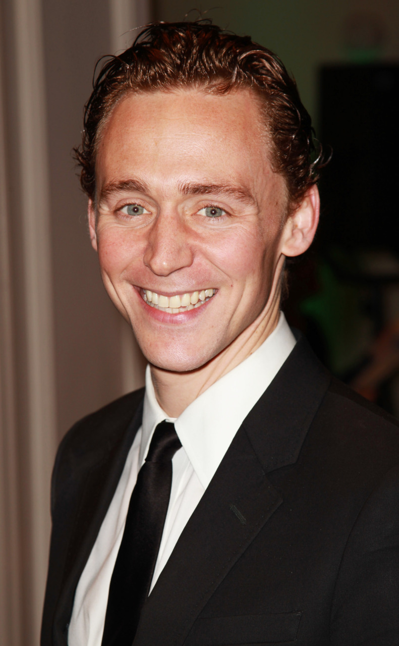 p>汤姆·希德勒斯顿 i>(tom hiddleston) /i>,全名托马斯·威廉