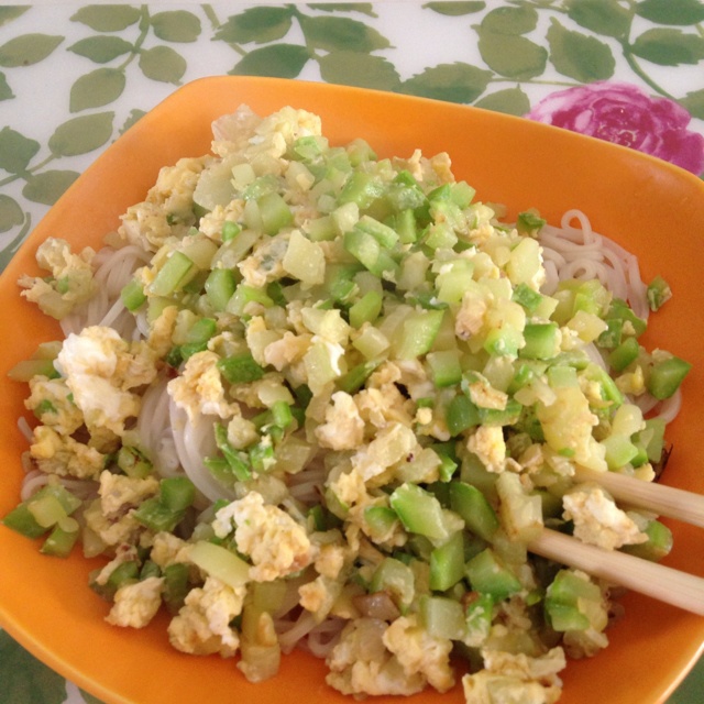 角瓜鸡蛋面条卤是以角瓜,鸡蛋为主料,葱花