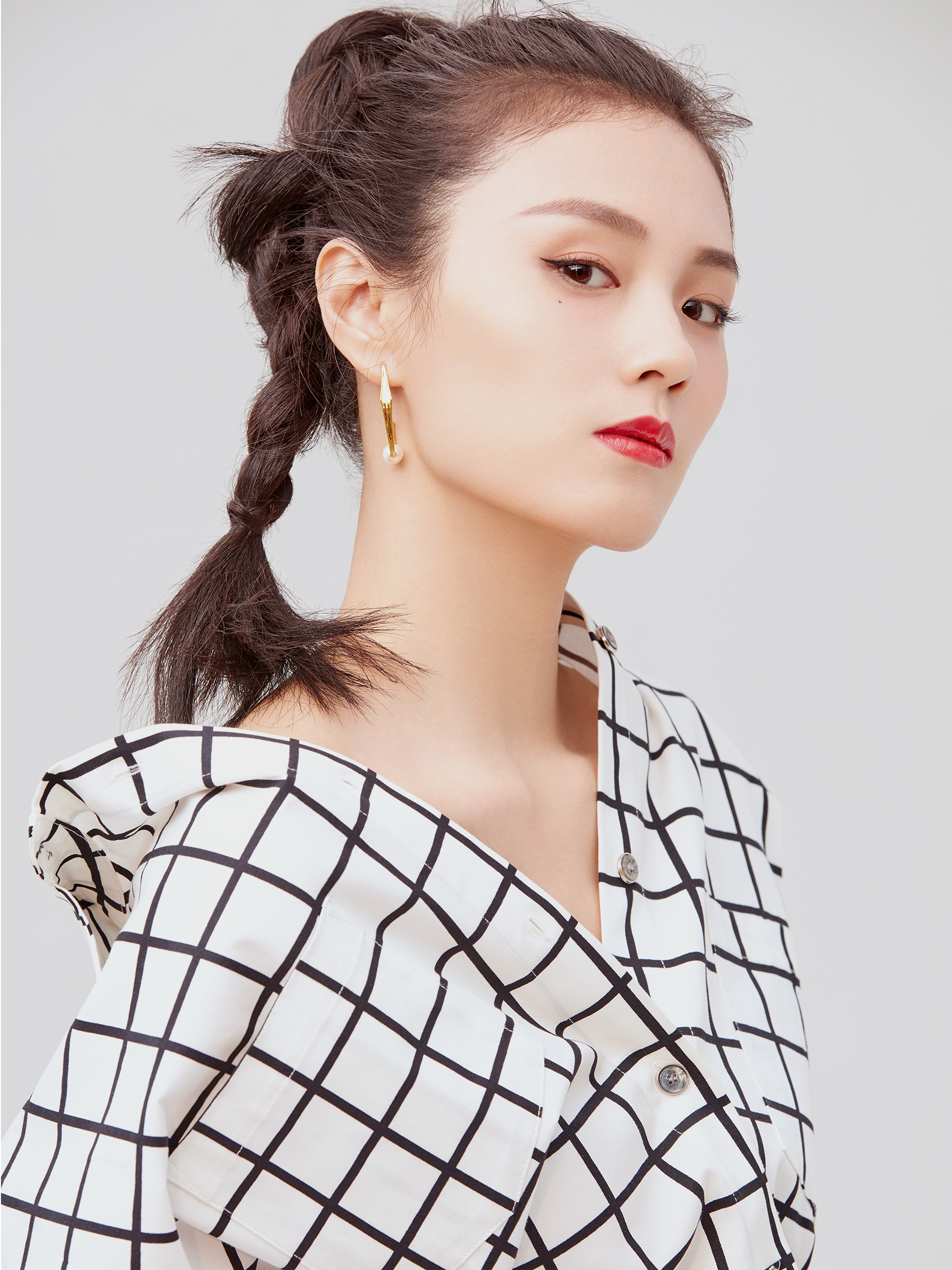 吴了了,女,中国内地女演员