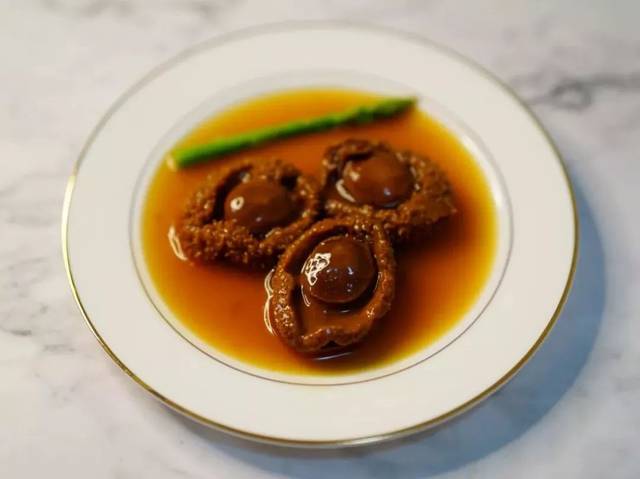  p>鲍鱼裙边是一道菜品,主要原料是 a target="_blank" href="/item