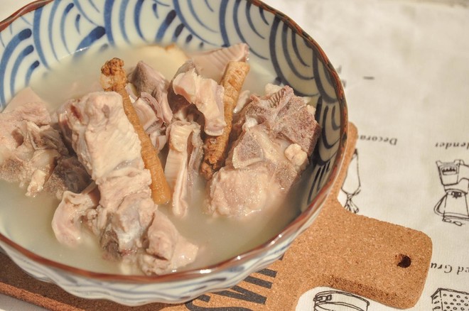  p>猪肚排骨汤是一道美食,主要食材是猪肚,排骨,龙眼,红枣. /p>