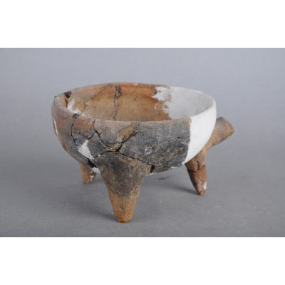 西周夹砂红陶带把鼎