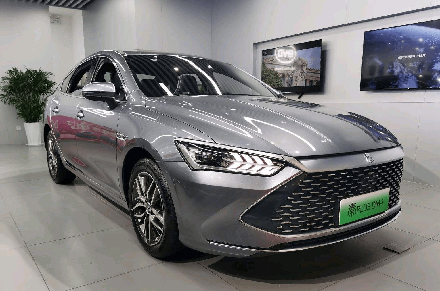 秦plus dm-i,是比亚迪旗下首款搭载"dm-i