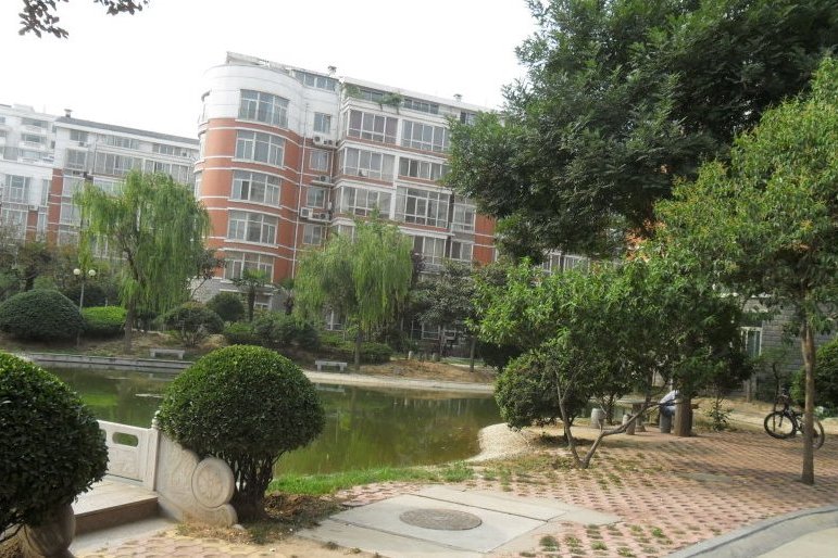  p>丽江水花园位于郑州市金水轻工业学院,共计房屋698户. /p>