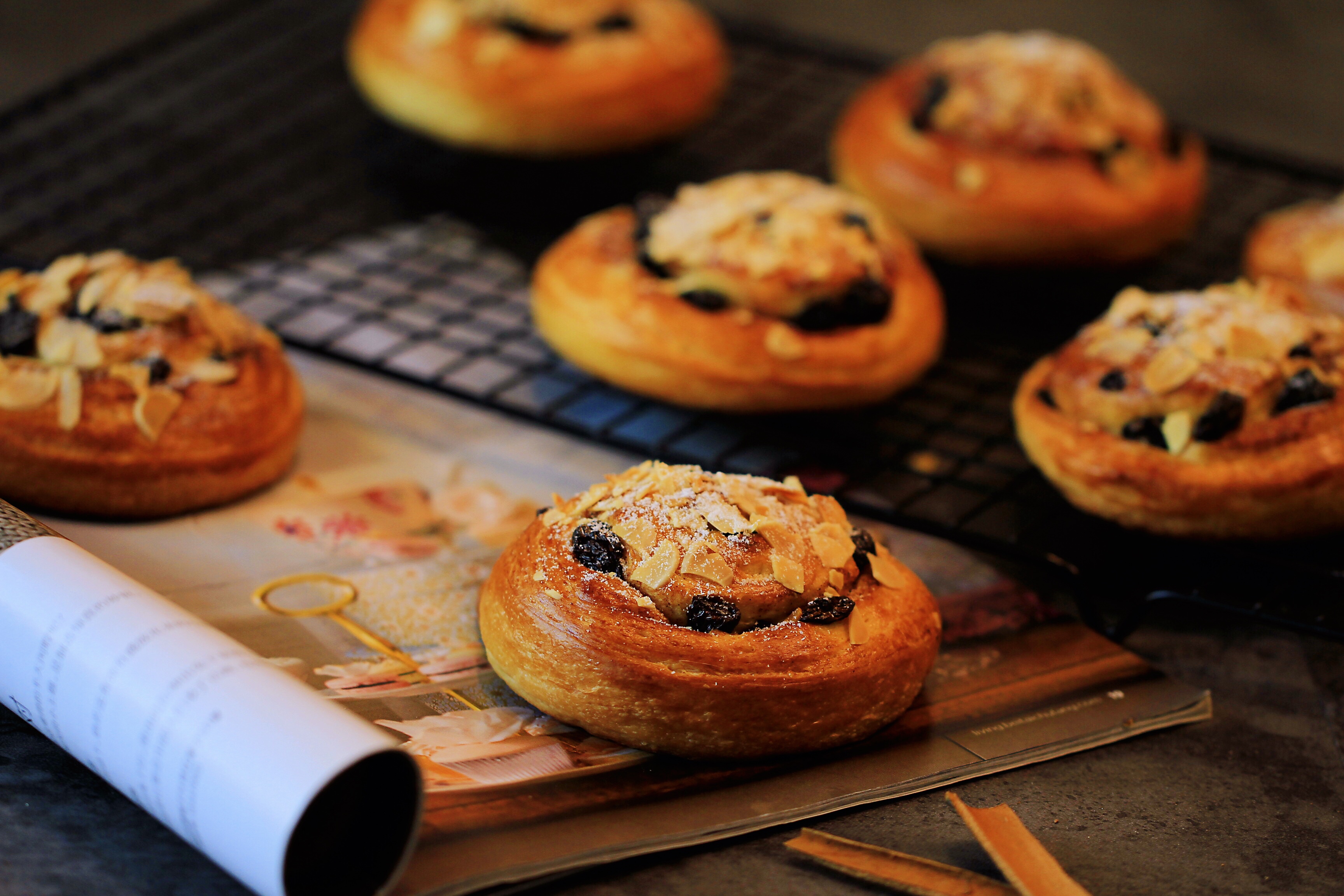 入油250g,酵母5g,盐6g,糖25g,水240ml,葡萄干250g,砂糖120g,肉桂粉6g