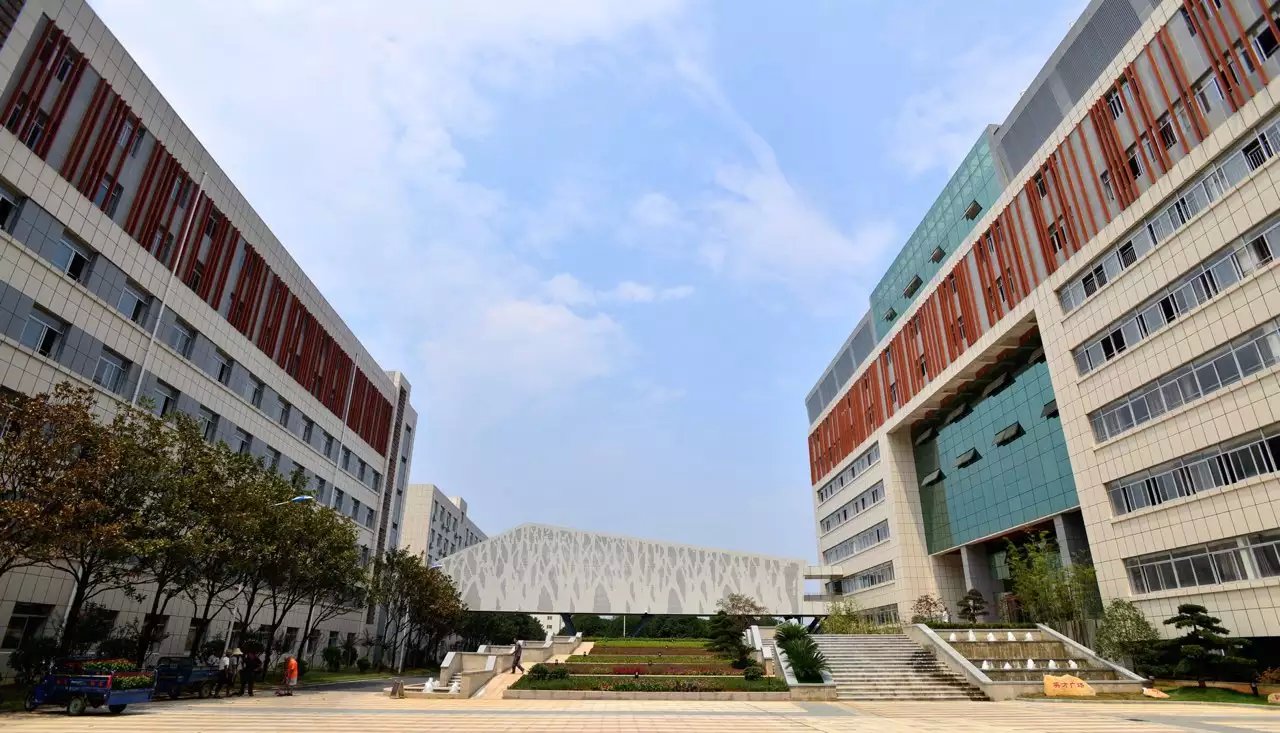  p>江西科技学院附属中学(江科附中)是2015年经南昌市教育局批准的