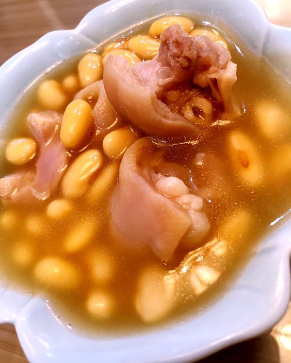 黄豆花生猪蹄汤