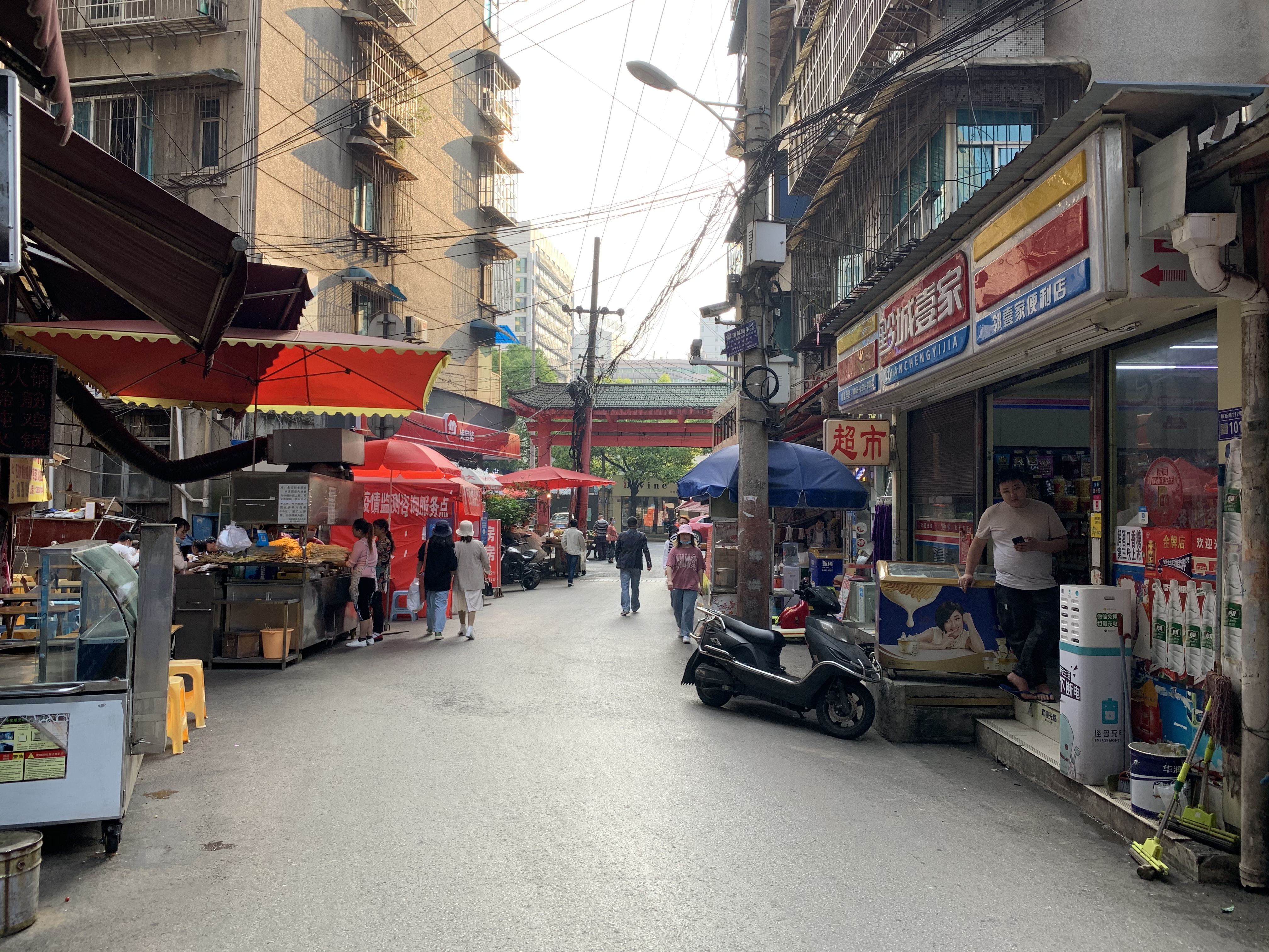 位于贵阳市云岩区,自友谊路起,至陕西路止.