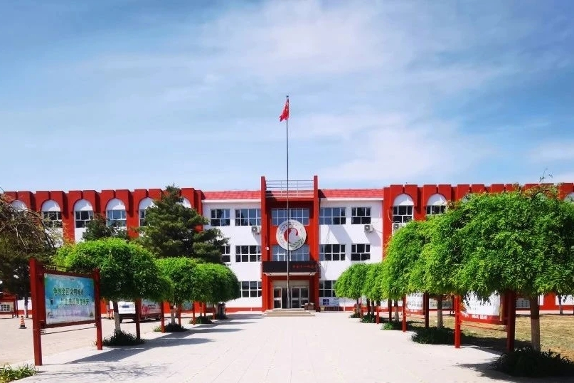 data-lemmaid="2286393">容城镇 /a>第一中学,学校位于河北省保定市