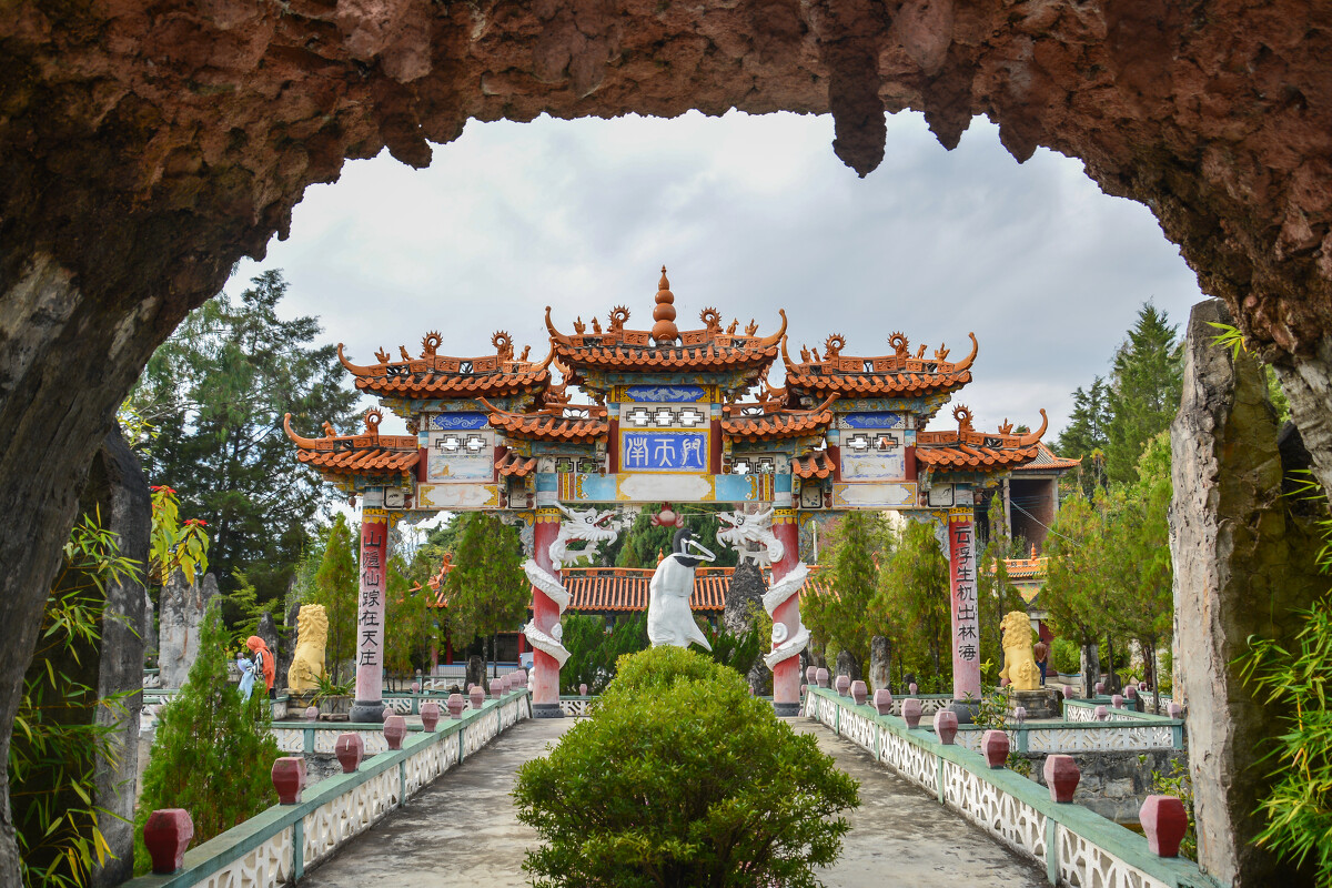 aa级旅游景区,景区位于紧靠320国道3123公里桩,与弥渡县城相距11公里