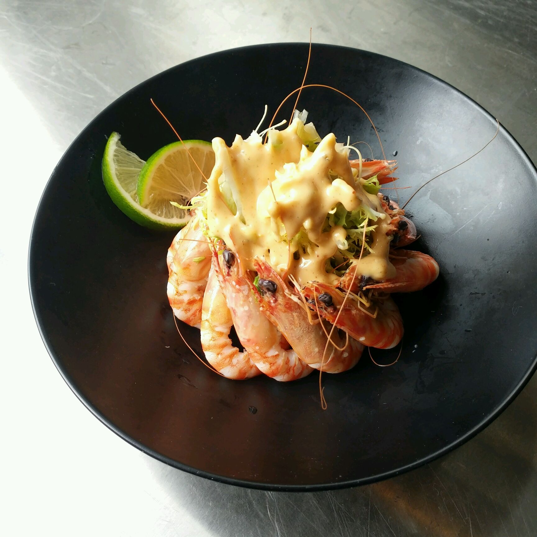  p>千岛汁焗大虾是一道运用西式汁酱进行烹制,食味独特的美味菜肴.