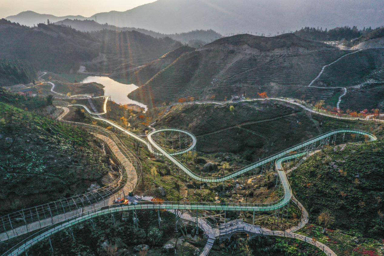  p>龙瑶花灵谷(别名:龙瑶幽谷)是由湖南省邵阳市隆回县龙瑶生态旅游