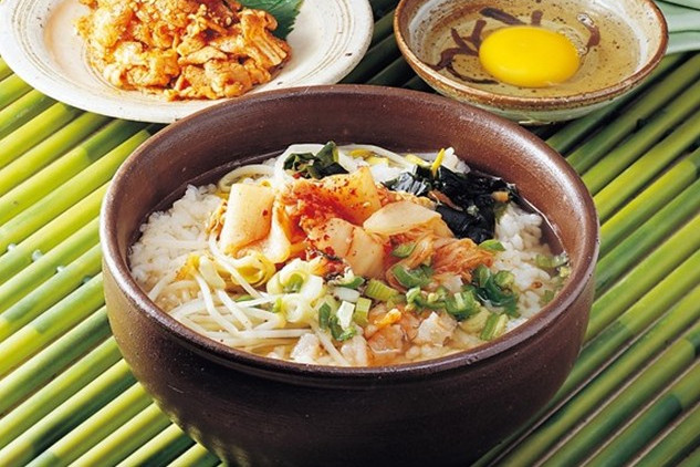 汤和煮黄豆芽的汤里 a href="#" data-lemmaid="8573151">泡饭 /a>,在