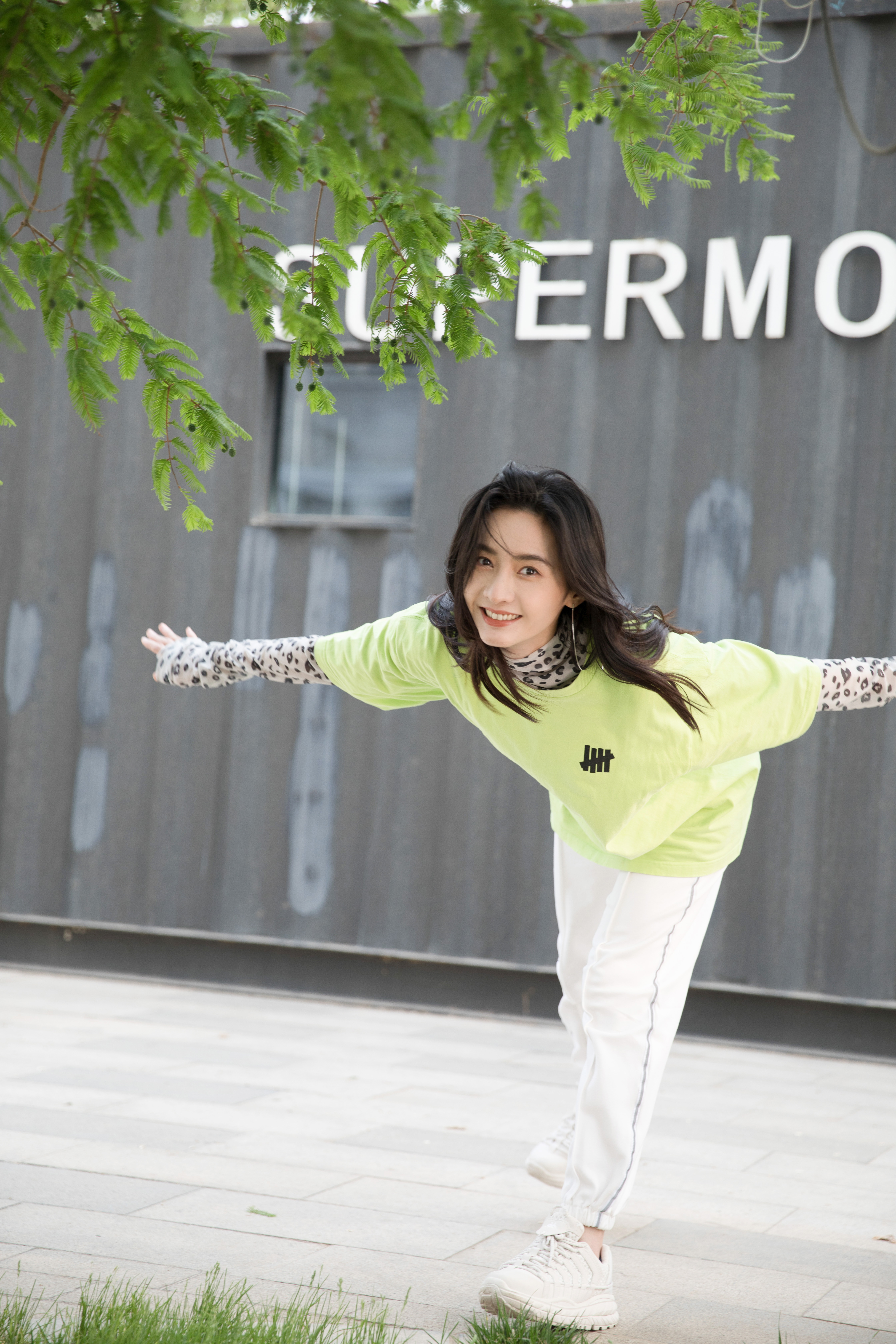 何昕霖(he),1991年8月1日出生于黑龙江省哈尔滨市,中国内地影视女演员