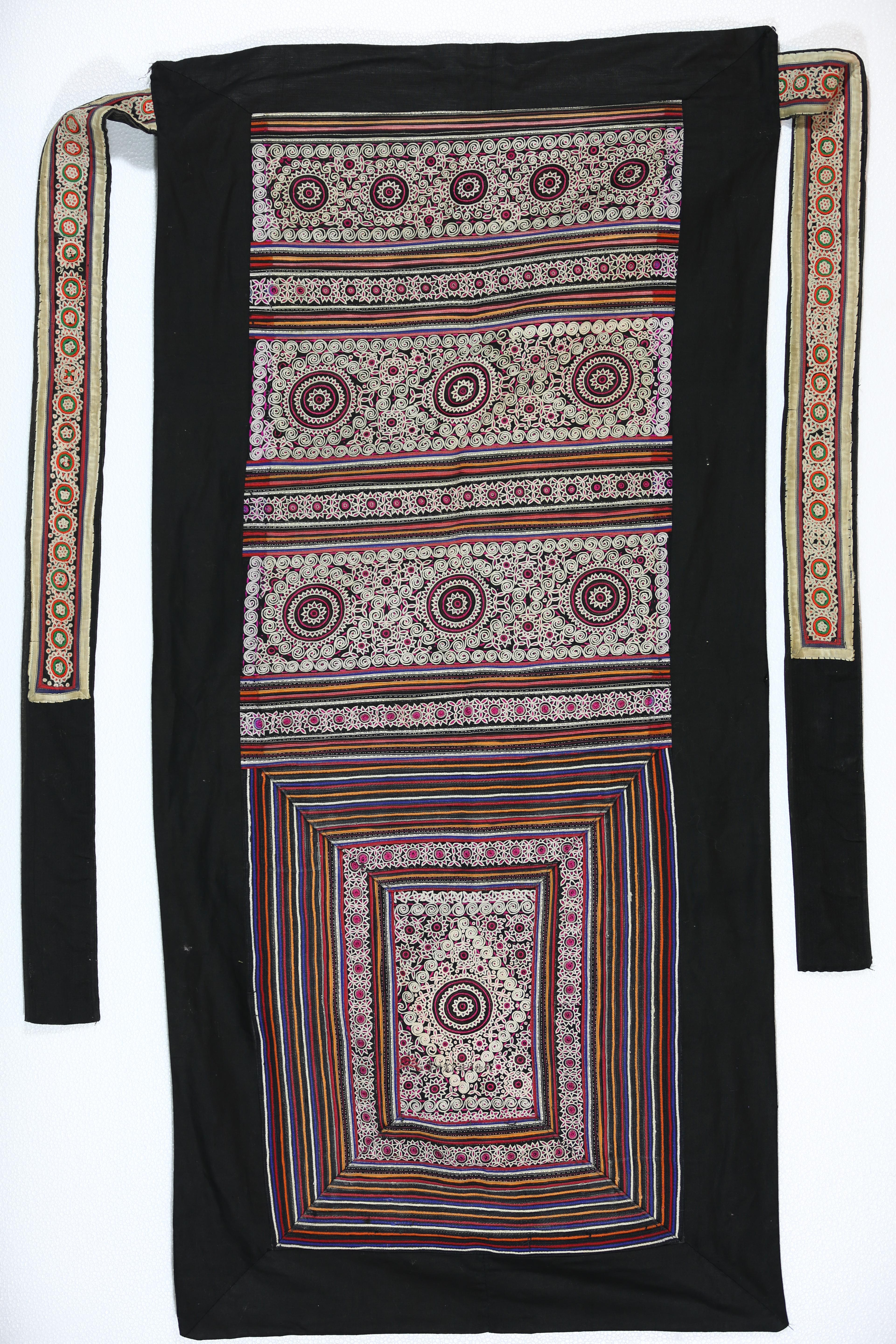 当代云南砚山苗族花卉太阳纹双针锁绣背带