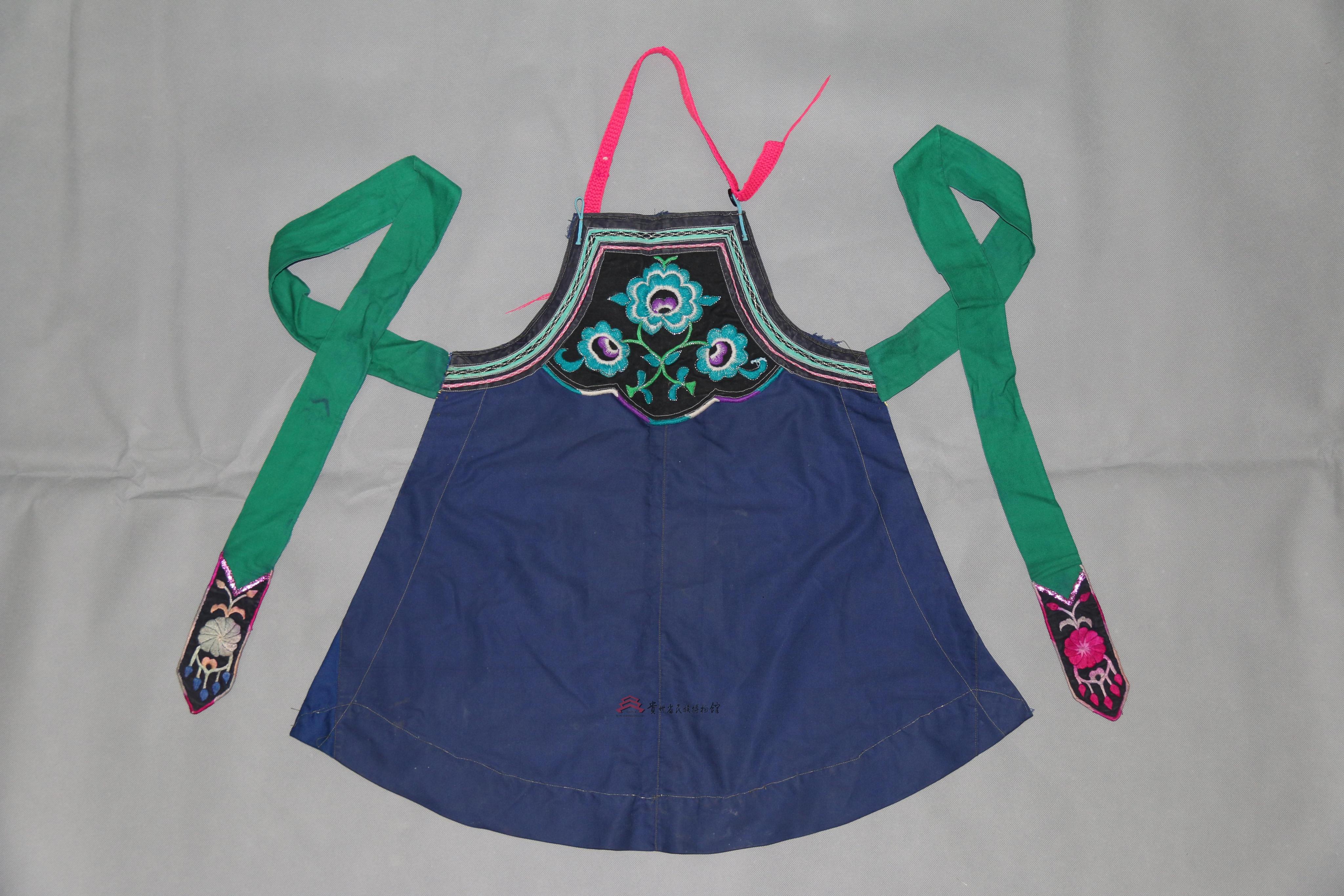 当代平塘布依族平绣花纹胸围腰