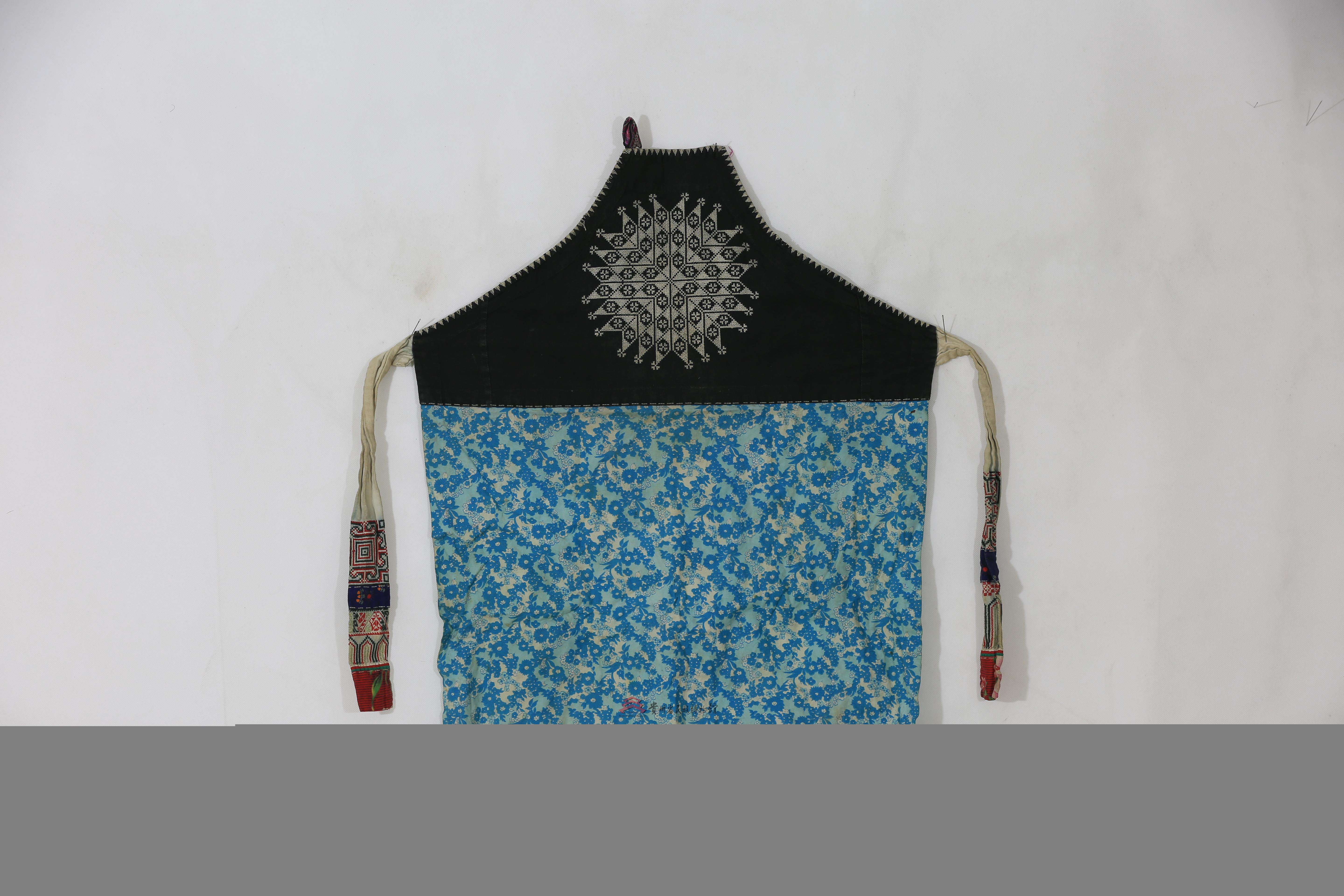 当代赤水元厚苗族挑花太阳纹围腰