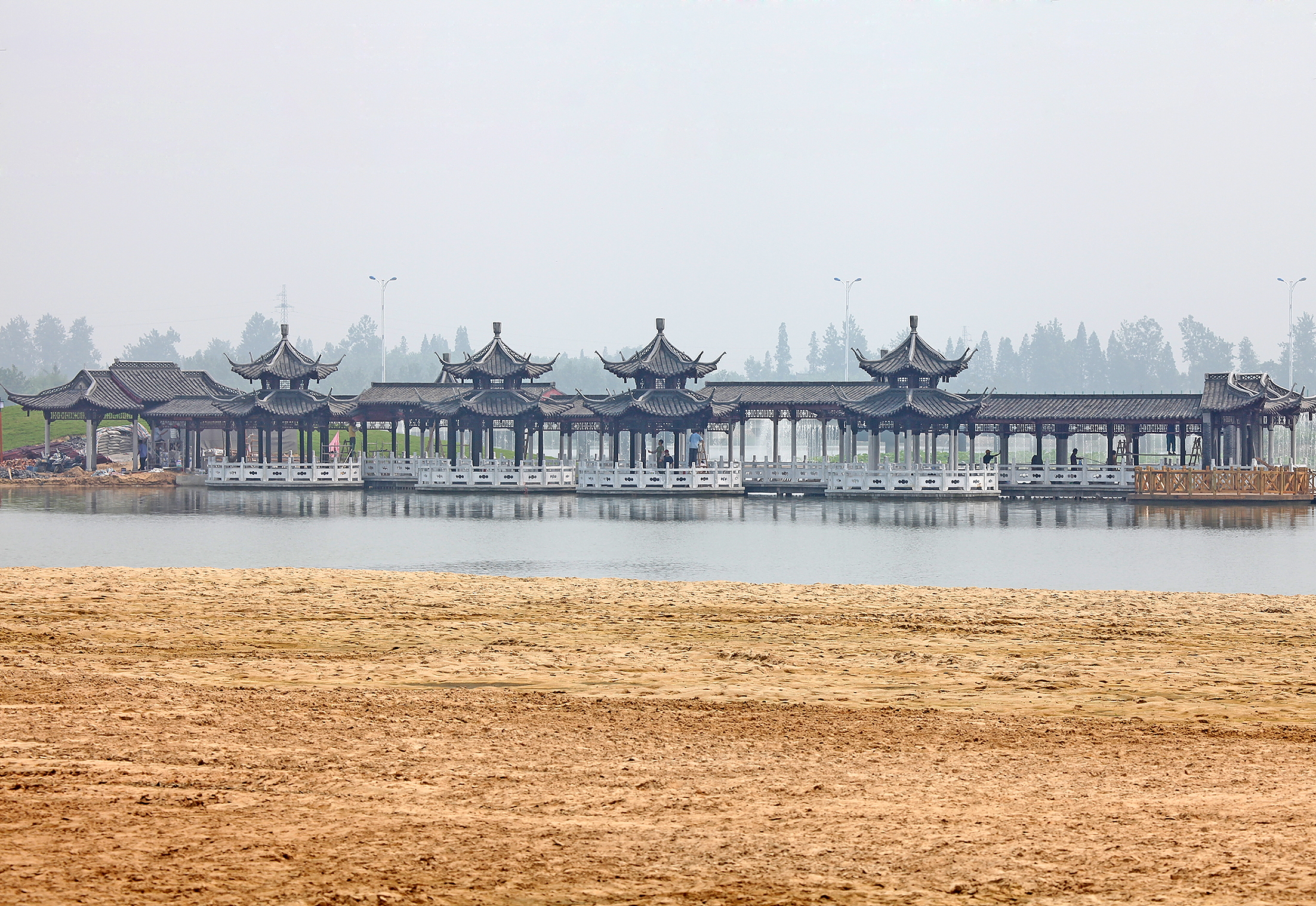  p>金沙湖淡水沙滩浴场位于江苏省盐城市阜宁县城南新区,金沙湖原是