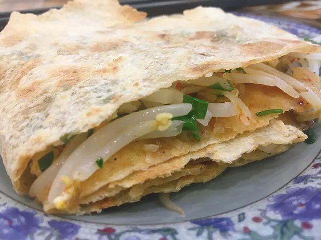  p data-id="gn7sjx038s">豆芽煎饼是福建福州的传统小吃,属于闽菜系.