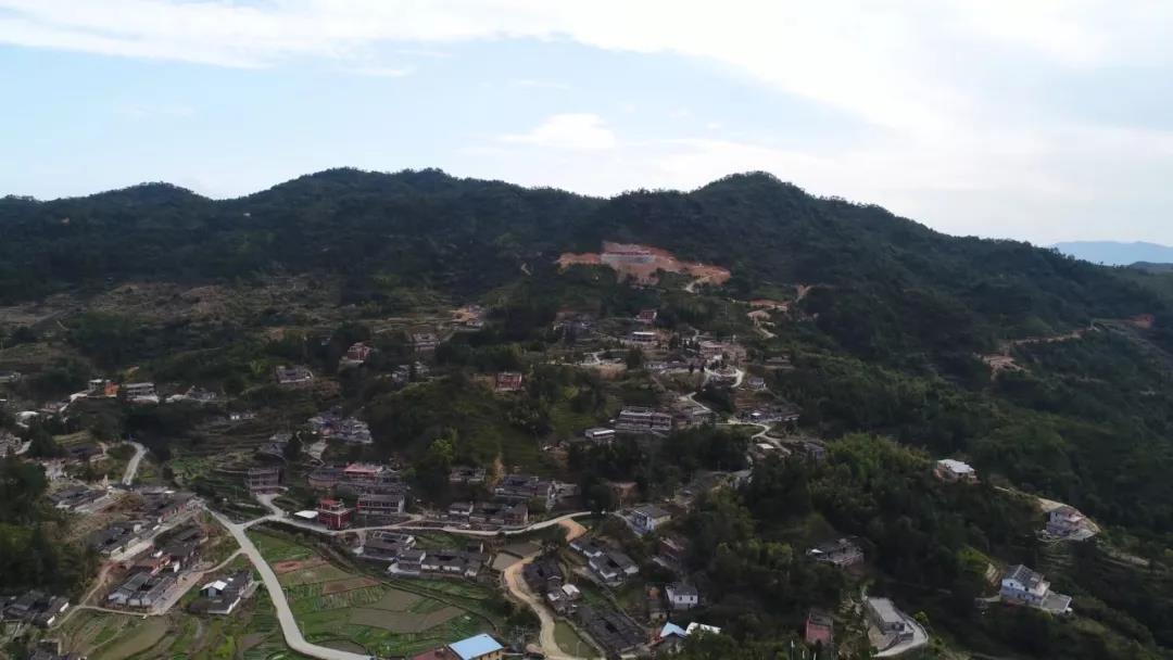  p>伍生堂建在安溪县魁斗镇锺洋村大林尖之巅狮嘴口,位于凤城镇东北