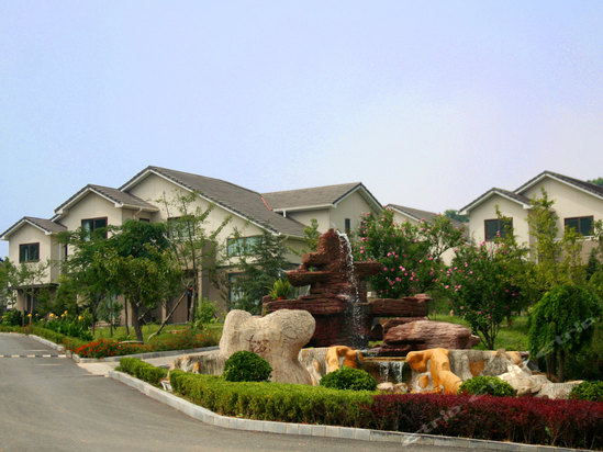 假日酒店地处大连市开发区金马路延伸段——岗盛里"樱花别墅"小区内