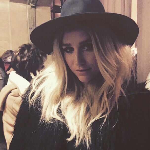  p>《past lives》是凯莎录唱的歌曲,收录在2012年11月30日发行的专辑