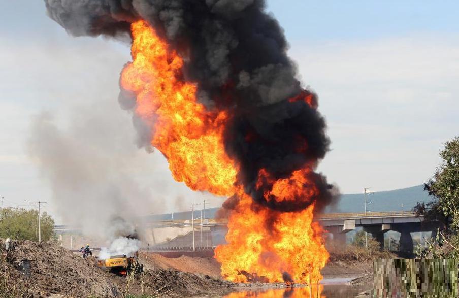 的塞拉亚市墨西哥国家石油公司(pemex)的一条碳氢化合物管道发生爆炸