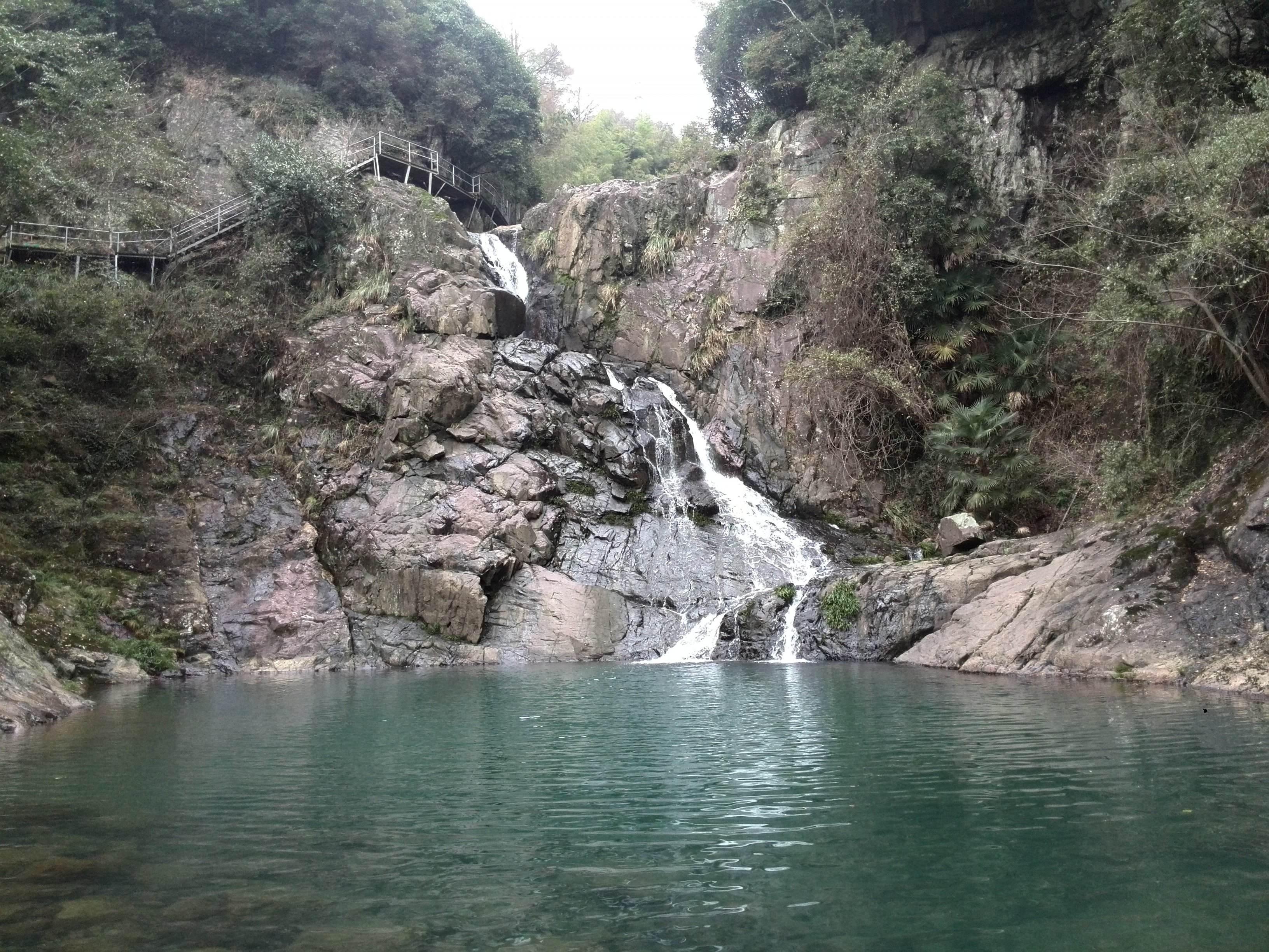 11月19日清晨,余姚市大岚镇丹山赤水景区,云雾萦绕村庄,大地色彩斑斓