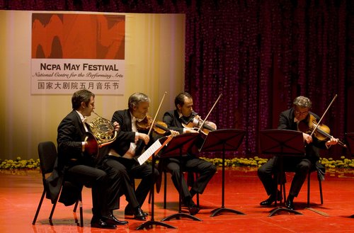  p>室内乐(chamber music),原意是指在房间内演奏的"家庭式"的音乐,后