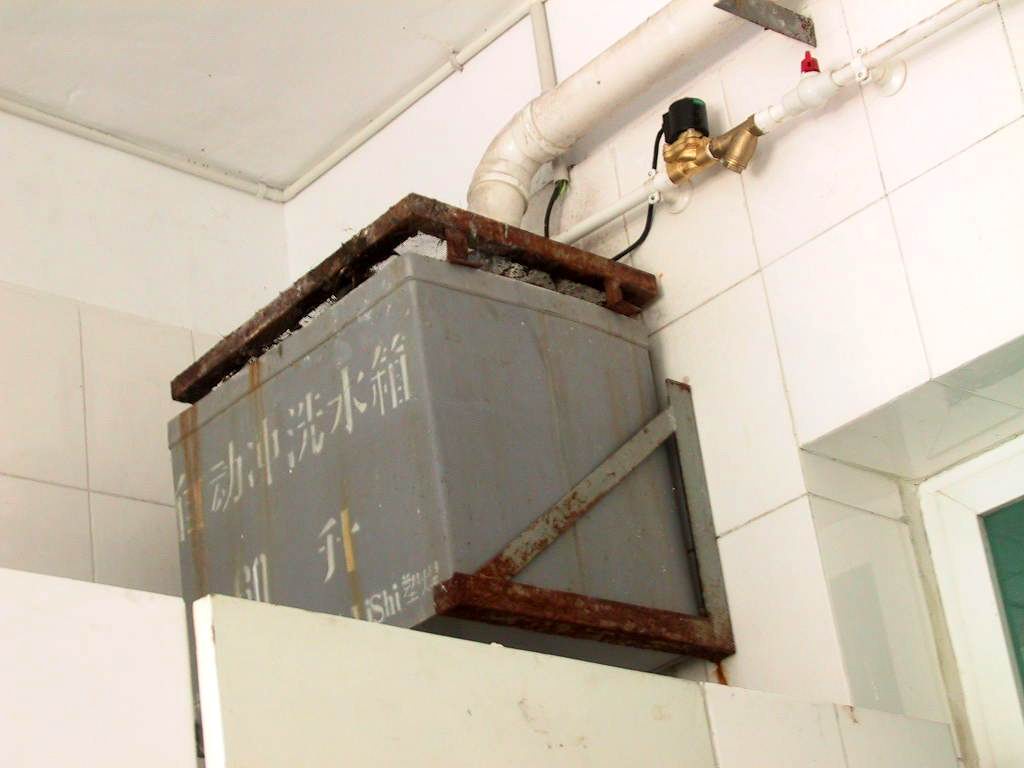  p data-id="gn6nulv7kw">沟槽式厕所节水器是针对沟槽式厕所特点开发