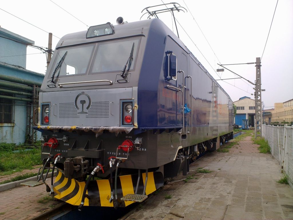  p>电力机车,又称电力火车,是指从供电网(接触网)或供电轨中获取电能