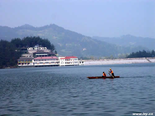 p>1959年,由于在红寺湖兴修水库,大水淹没了红寺庙,因此取名红寺坝
