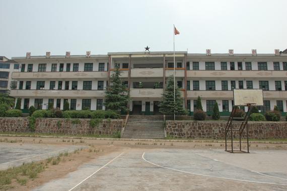  p>冠市中学地处衡南县冠市镇,学校占地面积38亩,在校学生1363人,19个