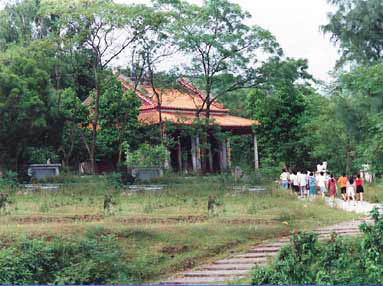  p>盘古王旅游区坐落于花都狮岭镇振兴村的盘古王山麓.
