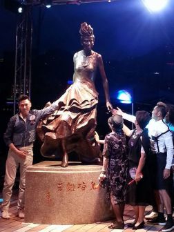 梅艳芳铜像
