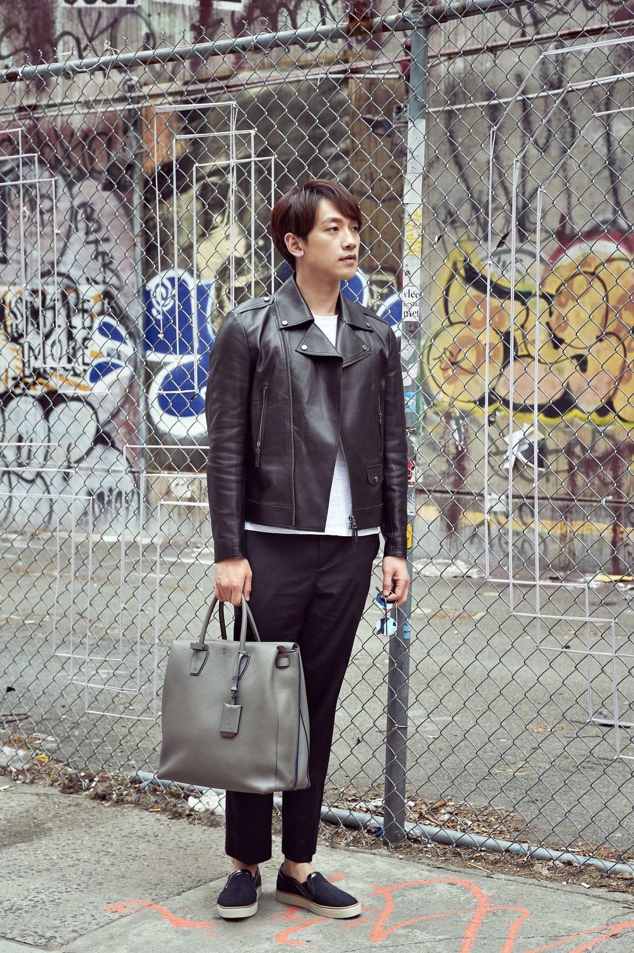  p>郑智薰(rain),1982年6月25日出生于韩国首尔,韩国流行男歌手,演员