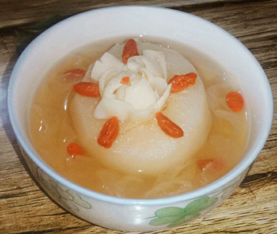 雪梨羹是以鲜百合,银耳等食材制成的一道美食,该食品主要调料是冰糖