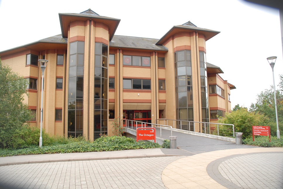 university)又译斯泰福厦大学,斯坦福郡大学,位于有英国之心称谓的 a