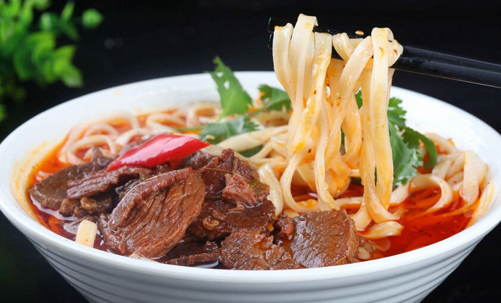  p>安徽牛肉板面是一道美味可口的地方面食小吃,属于安徽菜.