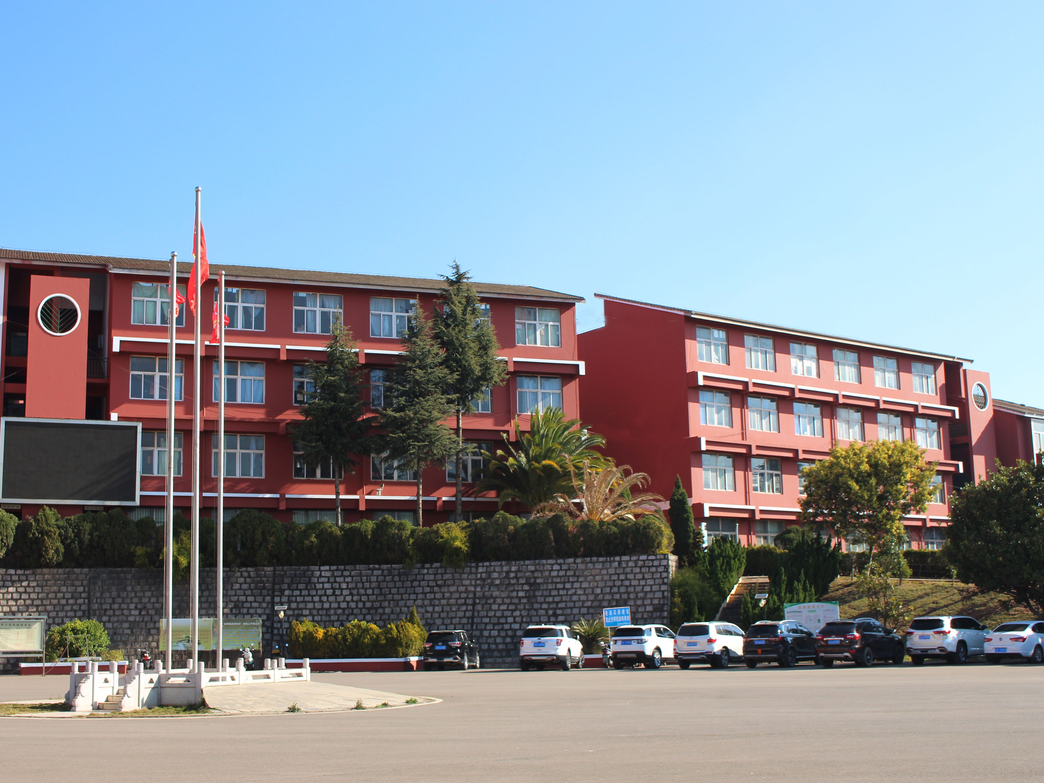  p>云南新兴职业学院位于春城昆明,是经国家教育部备案(学院代码:5356