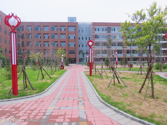  p>承德县一中始建于1953年8月,原名为承德县下板城一中,经几易其名