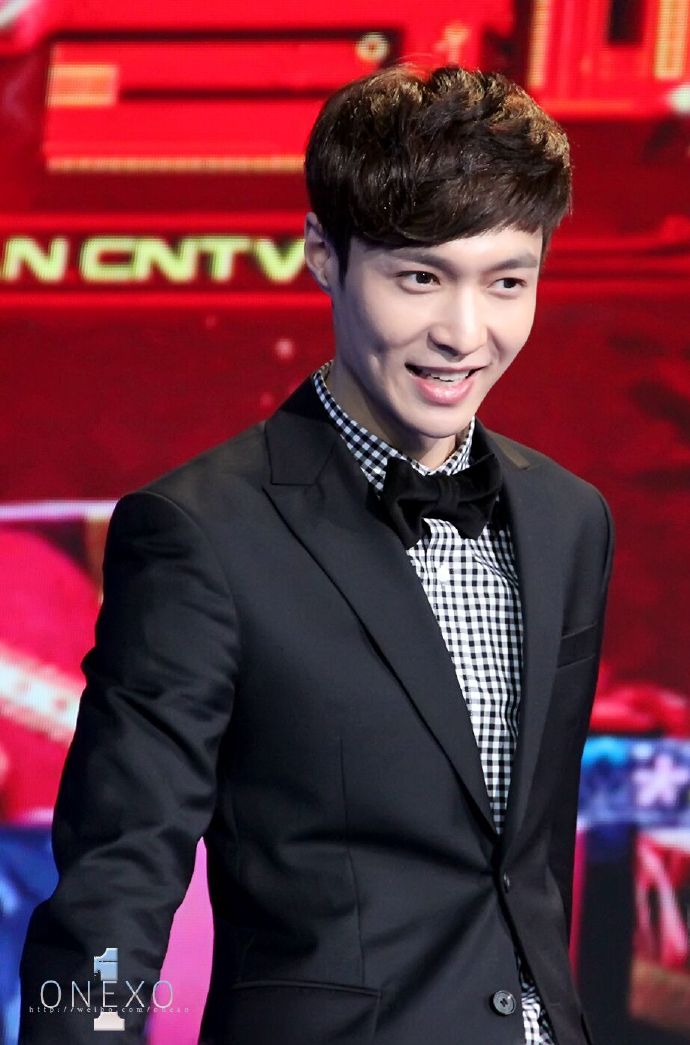  p>张艺兴(lay),1991年10月7日出生于湖南省长沙市,中国内地流行乐男