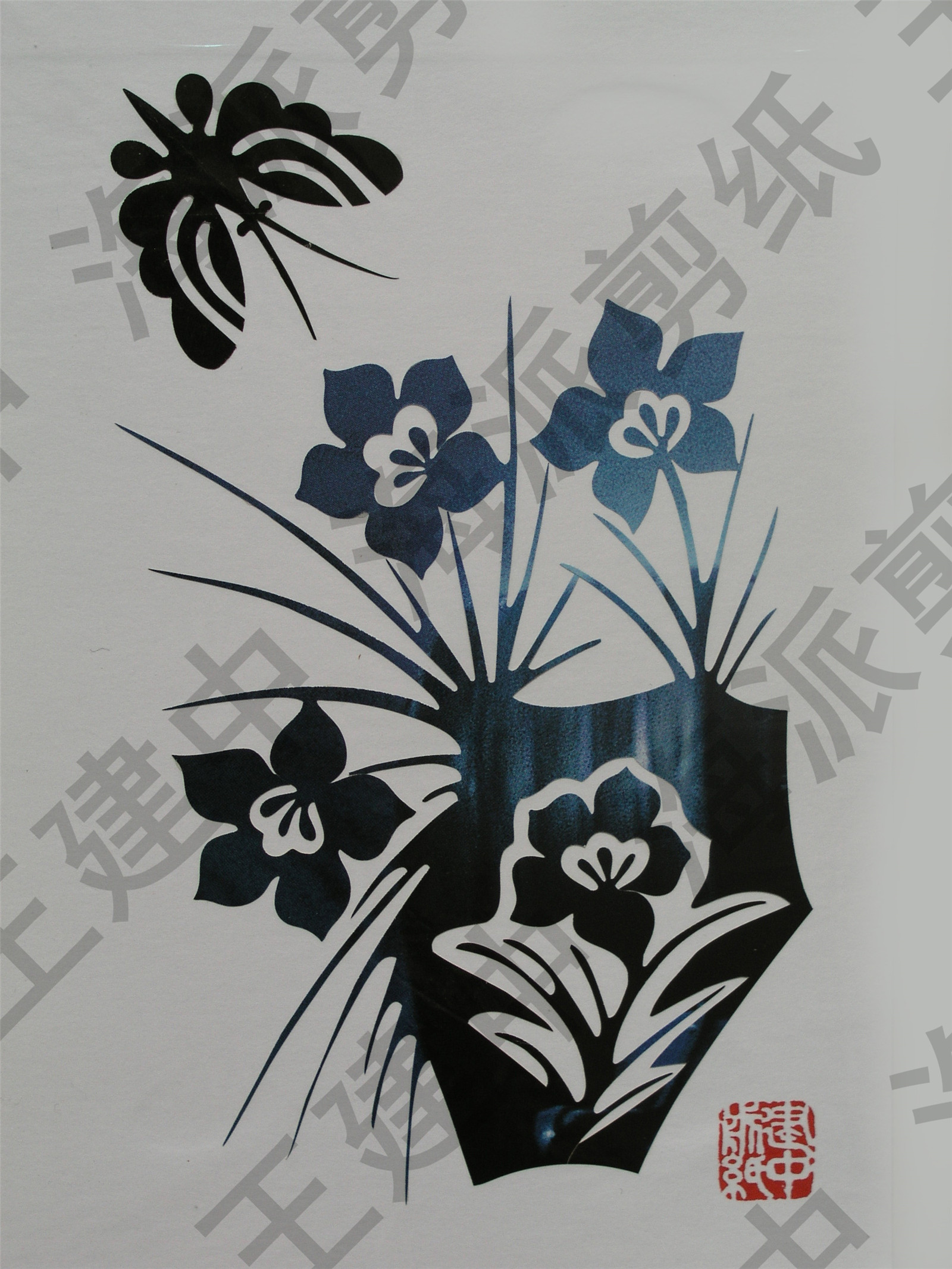 王建中,男,原籍江苏省通州市,1951年9月出生于上海,是海派剪纸艺术家