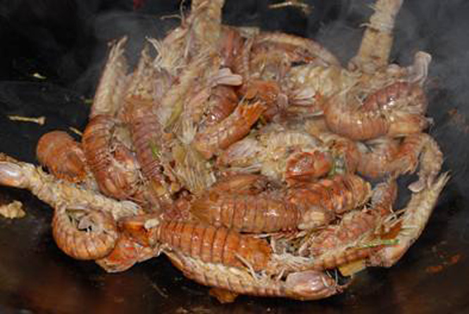  p>香辣虾姑是一道美食,主要原料为虾姑,辅料是盐,油辣子,蒜,芹菜.